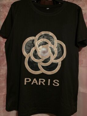 Source Unknown Black T-Shirt with Beige Floral Paris Graphic